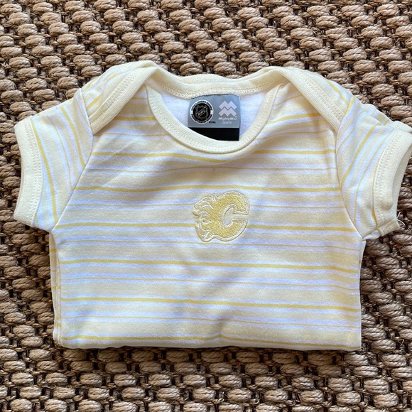 3 for $25❗️⭐️SET OF 2 ⭐️ Calgary Flames Onesies. Size 0-3M. - Picture 6 of 7